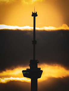 Euromast in de wolken met zonsondergang
