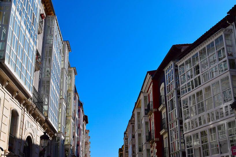 Klassische spanische Straße mit Glasbalkonen und strahlend blauem Himmel von Studio LE-gals
