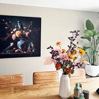 Photo de nos clients: Nature morte de perruches autour d'un vase bleu de Delft avec des fleurs dans le style des maîtres anciens par Dutch Art Works, sur ArtFrame
