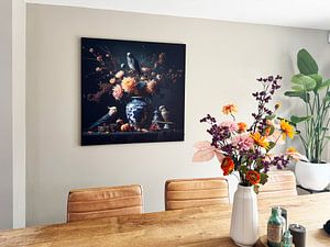 Stilleven met parkieten en Delfts blauwe vaas Oude Meesters stijl met bloemen