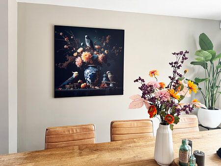 Stilleven met parkieten en Delfts blauwe vaas Oude Meesters stijl met bloemen