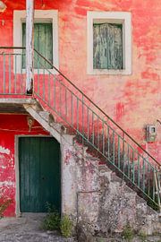 Une façade ancienne pleine de caractère et de couleurs sur Cindy Mulder