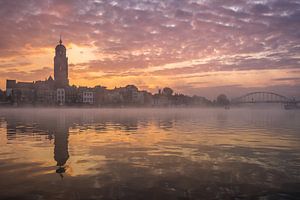 Zonsopkomst in Deventer met mist van Edwin Mooijaart