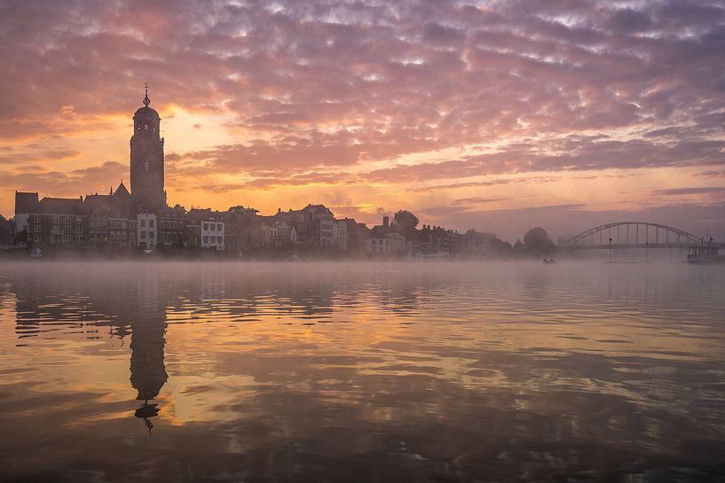 Sonnenaufgang in Deventer mit Nebel von Edwin Mooijaart