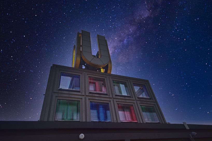 Maison en U avec ciel nocturne. par Edgar Schermaul