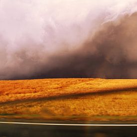 Donderwolk boven het graanveld van Assia Hiemstra