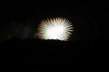 Explodierende weiße und gelbe Feuerwerkskörper Feuerball auf erstaunliche Feier in der Nacht von adventure-photos