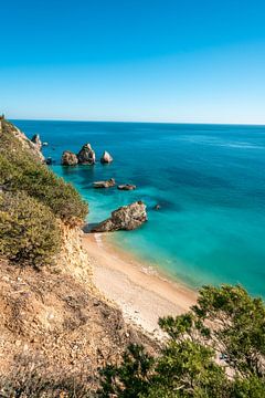 Portugiesischer Strand mit türkis blauem Meer von Leo Schindzielorz