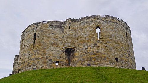 Clifford's Tower / York Castle is een ruïne van een kasteel in de Noord-Engelse stad York.
