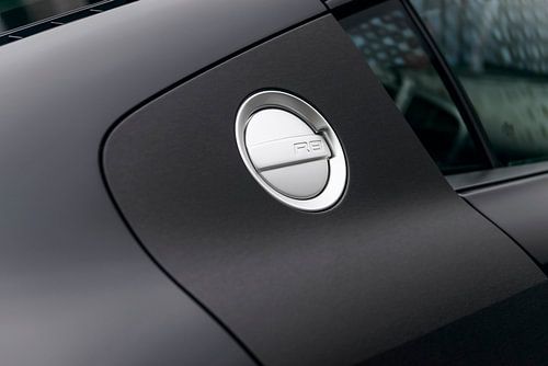 Audi R8 met donkere matte lak en tankdop