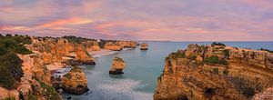 Panorama und Sonnenaufgang am Praia da Marinha an der Algarve, Portugal