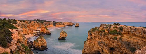 Panorama en zonsopkomst bij Praia da Marinha in de Algarve, Portugal