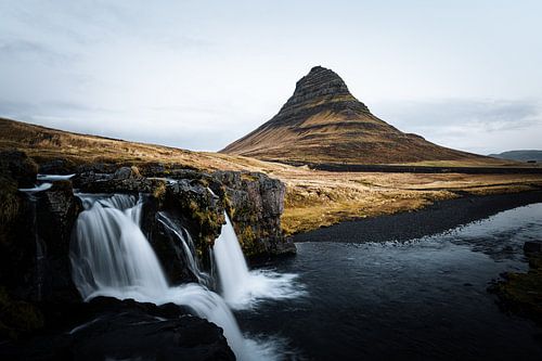 Kirkjufell mit Wasserfall im Herbstlicht - Island