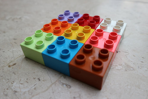 Neuf (9) blocs de jouets carrés colorés (rotation 4)