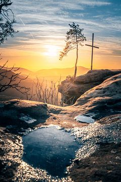 Vorst in de ochtend, zonsopgang op een bergtop van Fotos by Jan Wehnert