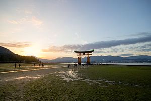Itsukushima-Schrein, Miyajima, Japan bei Sonnenuntergang
