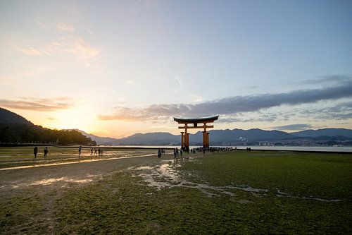 Le sanctuaire d'Itsukushima, Miyajima, Japon au coucher du soleil