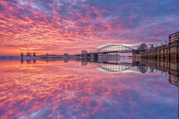 Sonnenuntergang über dem Fluss IJssel von Michel Jansen