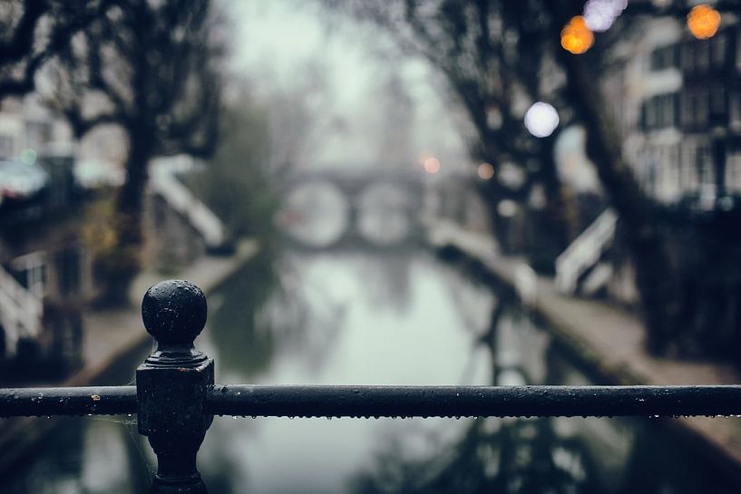 Regendruppels op de reling van de Weesbrug in Utrecht ovder de Oudegracht van André Blom Fotografie Utrecht