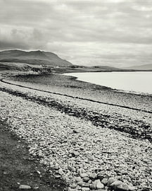 Plage de galets de Loch na Keal, en Écosse sur Pieter Muller
