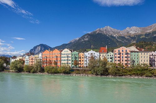 Bunte Häuserzeile Innhäuser in der Mariahilfstraße