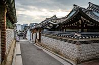 Straat in Bukchok, Seoul, in Zuid Korea van Mickéle Godderis thumbnail