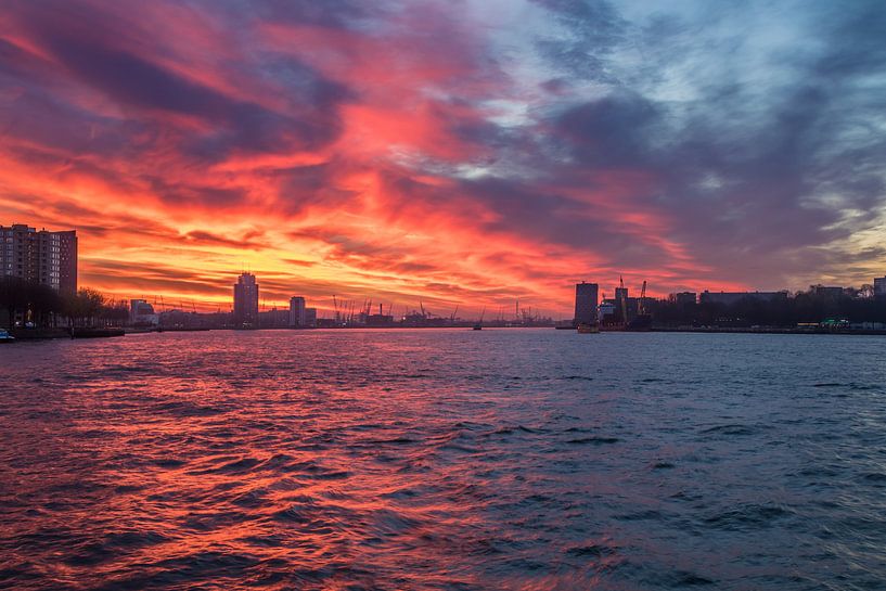 Zonsondergang in de Rotterdamse haven van Marcel Runhart