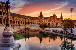 Kanal auf der Plaza Espana in Sevilla