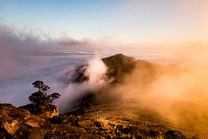 Sonnenaufgangswolken über Kapstadt, Südafrika von Mark Wijsman