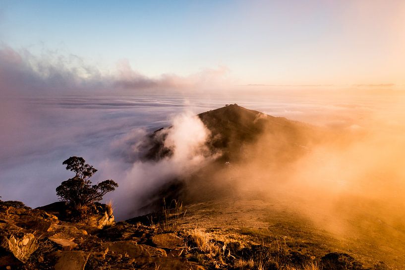 Zonsopgang wolken boven Kaapstad, Zuid-Afrika van Mark Wijsman