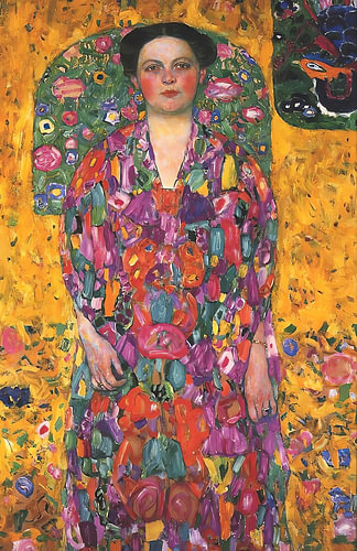 Portrait en robe à motifs floraux