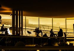 Gouden Stilte in de Bibliotheek – Silhouetten & Panoramische Ramen