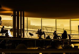 Goldene Ruhe in der Bibliothek – Silhouetten & Panoramafenster