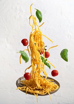 Creatieve vliegende spaghetti Food Fotografie van butfirstsalt