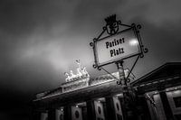 Street sign Pariser Platz in front of the Brandenburg Gate