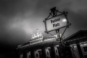 Straßenschild Pariser Platz vor dem Brandenburger Tor