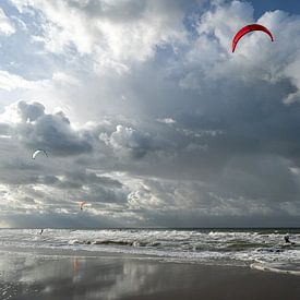 Kitesurfen in woelige zee en lucht Zeeuws Vlaanderen van Eugene Winthagen