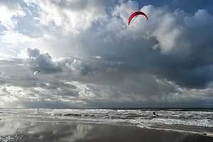Kitesurfen in stürmischer See und Himmel Zeeuws Vlaanderen