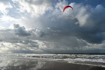 Kitesurfen in woelige zee en lucht Zeeuws Vlaanderen van Eugene Winthagen