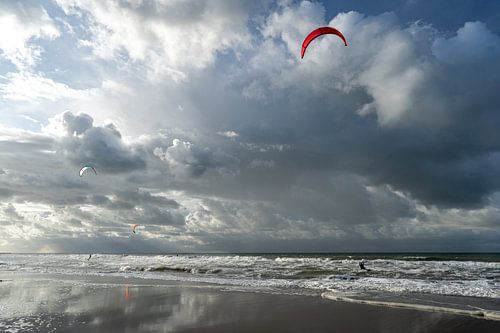 Kitesurf dans une mer et un ciel turbulents Zeeuws Vlaanderen