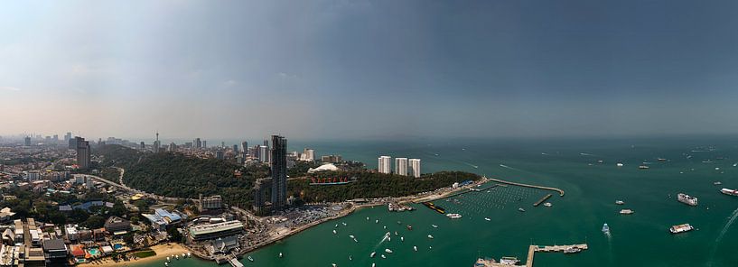 Vue aérienne du panneau de la ville de Pattaya et de la jetée de Bali Hai surplombant Jomtien par Franklin Driessen