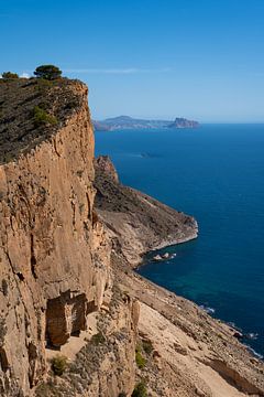 Steile kust van de Sierra Helada aan de Middellandse Zee van Adriana Mueller