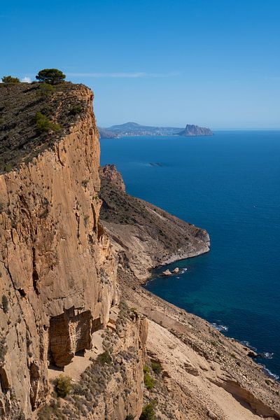 Falaises de la Sierra Helada au bord de la Méditerranée par Adriana Mueller