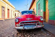 Oldtimer klassieke auto in centrum van Havana Cuba. One2expose Wout Kok Photography. van Wout Kok thumbnail
