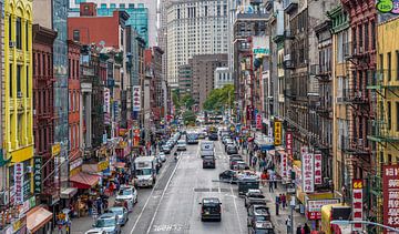 New York, Manhattan Chinatown en de skyline van het zakengedeelte van Manhattan van Ruurd Dankloff