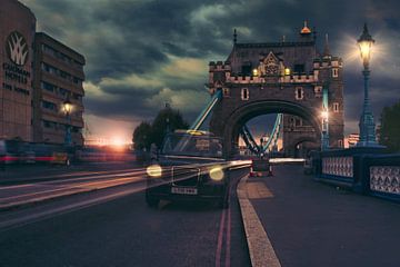 Tower Bridge in Londen: Nachtelijke Fotografie met Spookachtige Taxi en Dynamische Lichtsporen van Elianne van Turennout