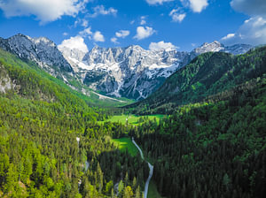 Luftaufnahme des Tals von Zgornje Jezersko im Frühling