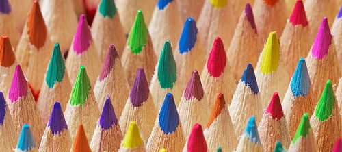 Gros plan sur des pointes de crayon colorées