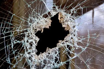 Zerstörte kaputte Fensterscheibe, mit der Struktur von zerstörtem gesplittertem Glas von Heiko Kueverling