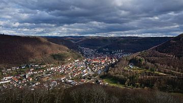 Panorama van de stad Bad Urach, Schwäbische Alb van Timon Schneider